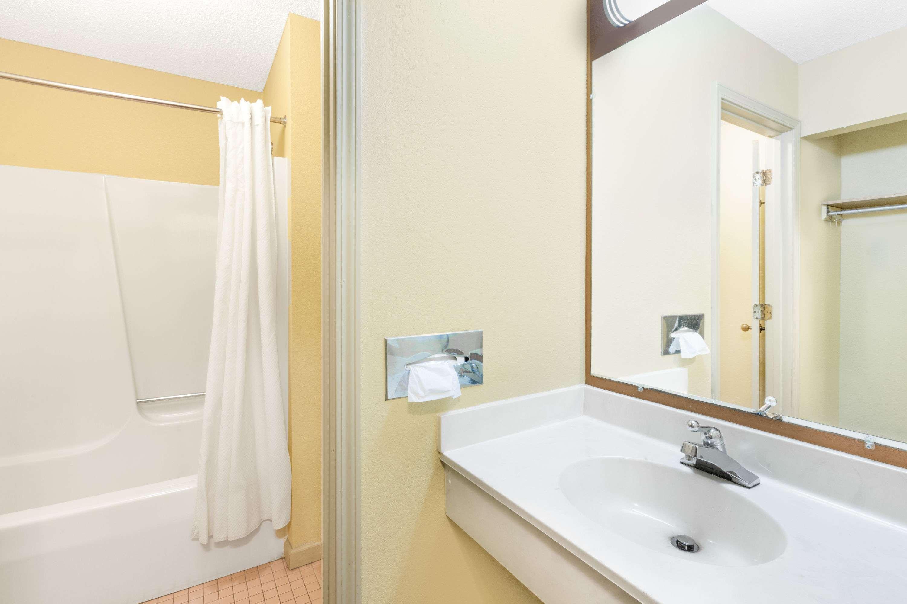 Days Inn & Suites By Wyndham Kalamazoo Ngoại thất bức ảnh