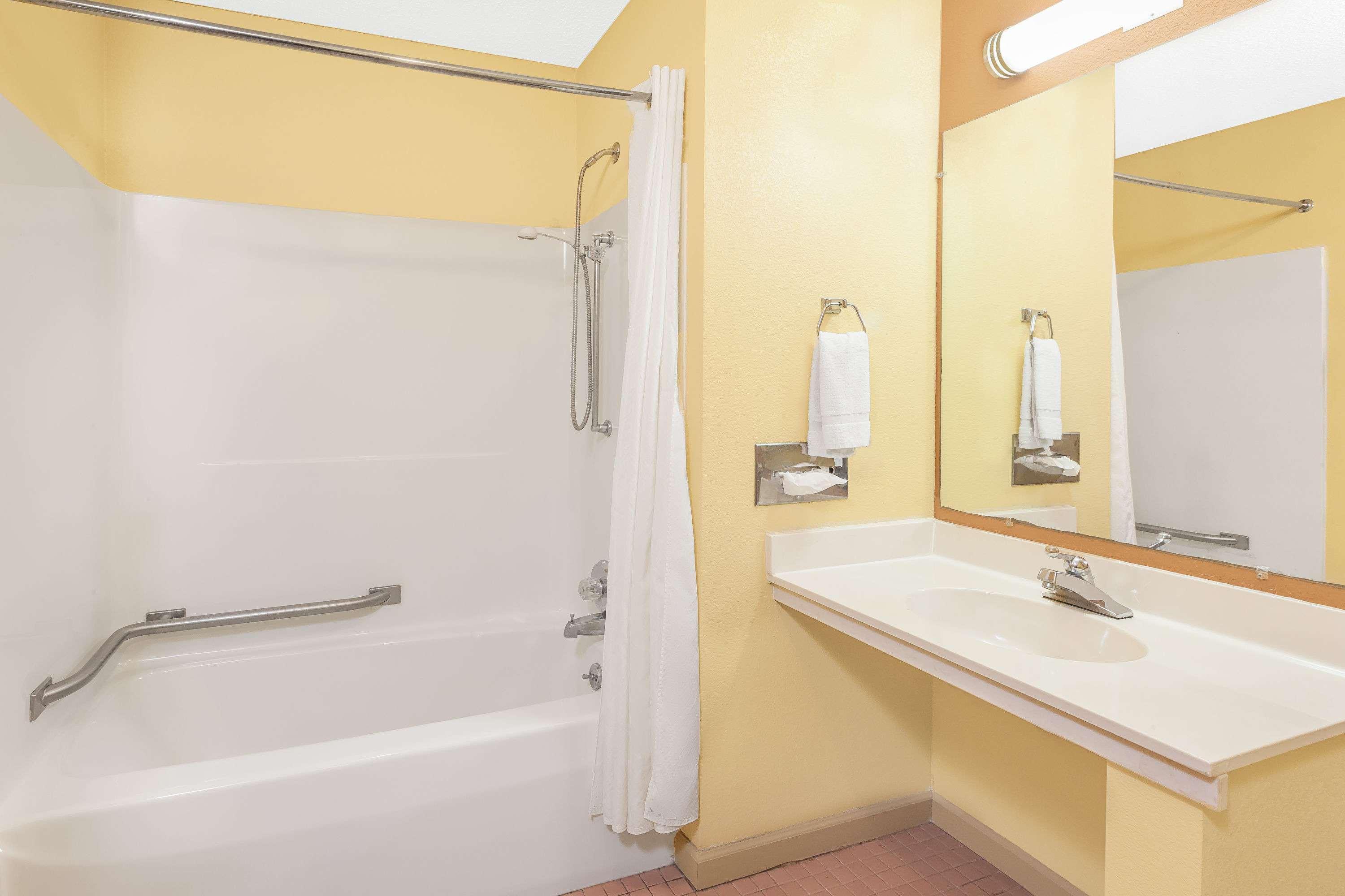 Days Inn & Suites By Wyndham Kalamazoo Ngoại thất bức ảnh